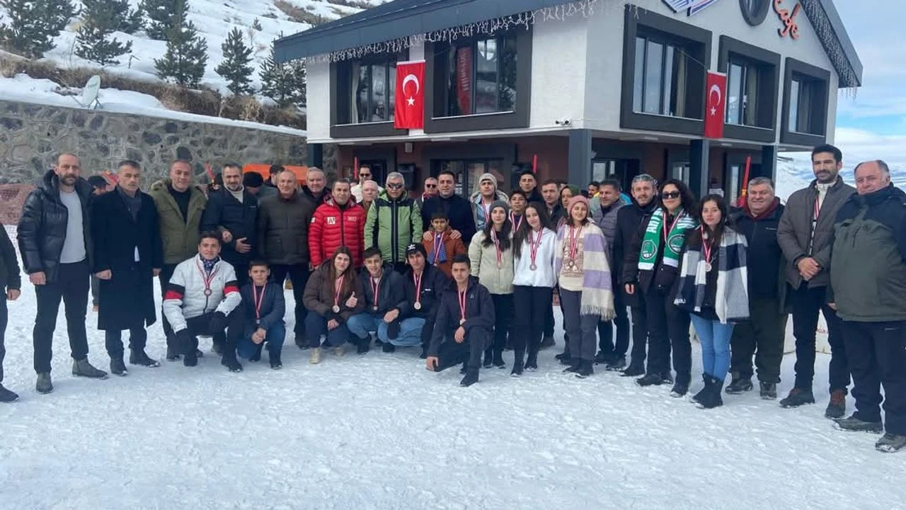 Palandökende Artvin Rüzgarı Esti Geleneksel Kızak Türkiye Şampiyonası