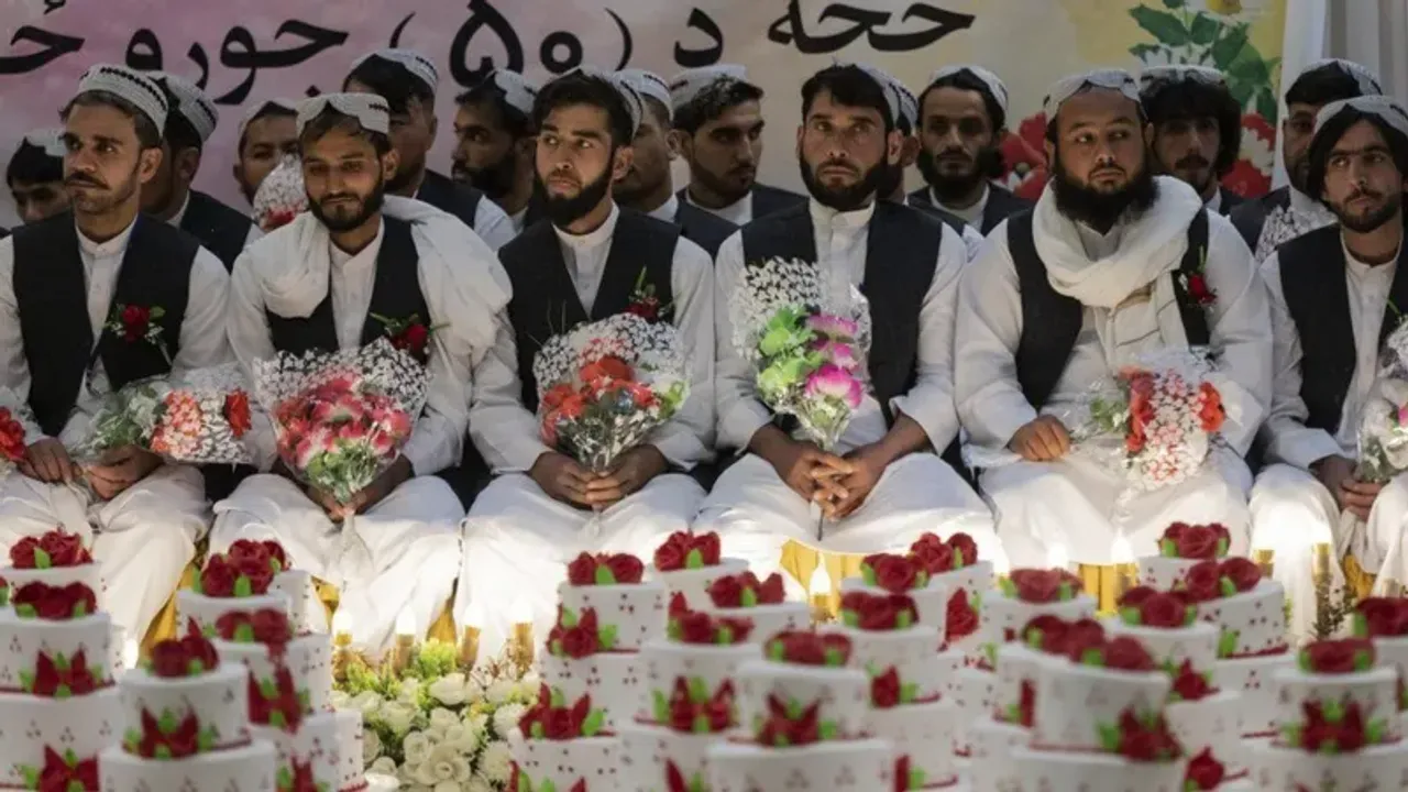 Afganistan'da Ekonomik Zorluklarla Başa Çıkan 50 Çift, Toplu Nikah Töreniyle Bir Araya Geldi