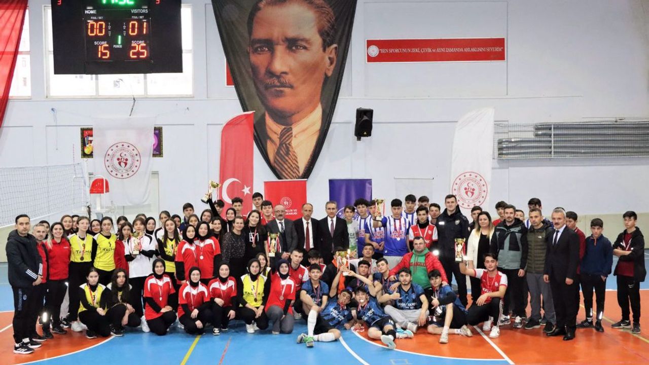 Şalpazarı'nda Voleybol Heyecanı Sona Erdi: Anadolu Lisesi Şampiyonlukları Kutluyor