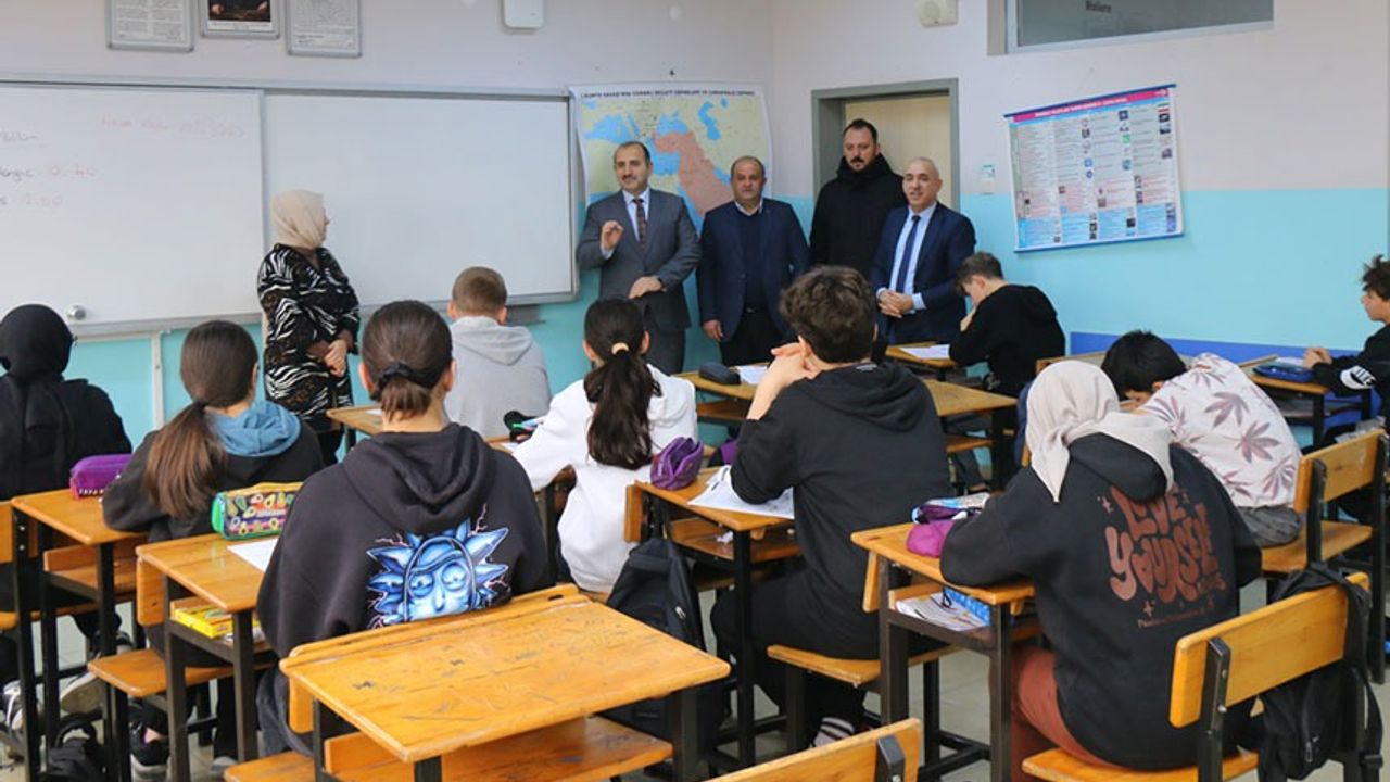 Arsin Belediyesi, Öğrencilere Ücretsiz Deneme Sınavı Düzenliyor Başarıyı Artırmak İçin Öğrencilere Destek Sağlıyor
