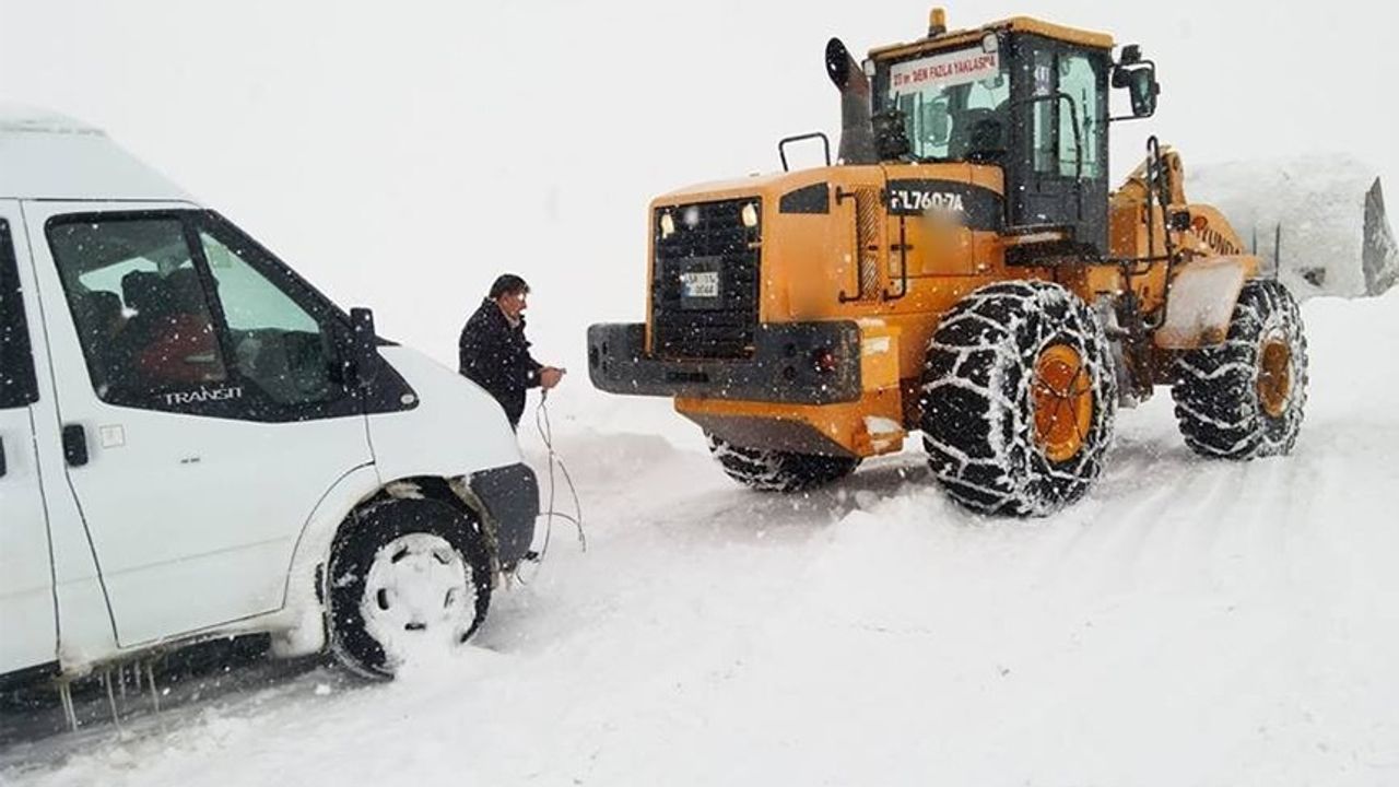 Bayburt'ta Yoğun Kar Yağışı Sonrası Bayburt'ta Köy Yolları Açıldı