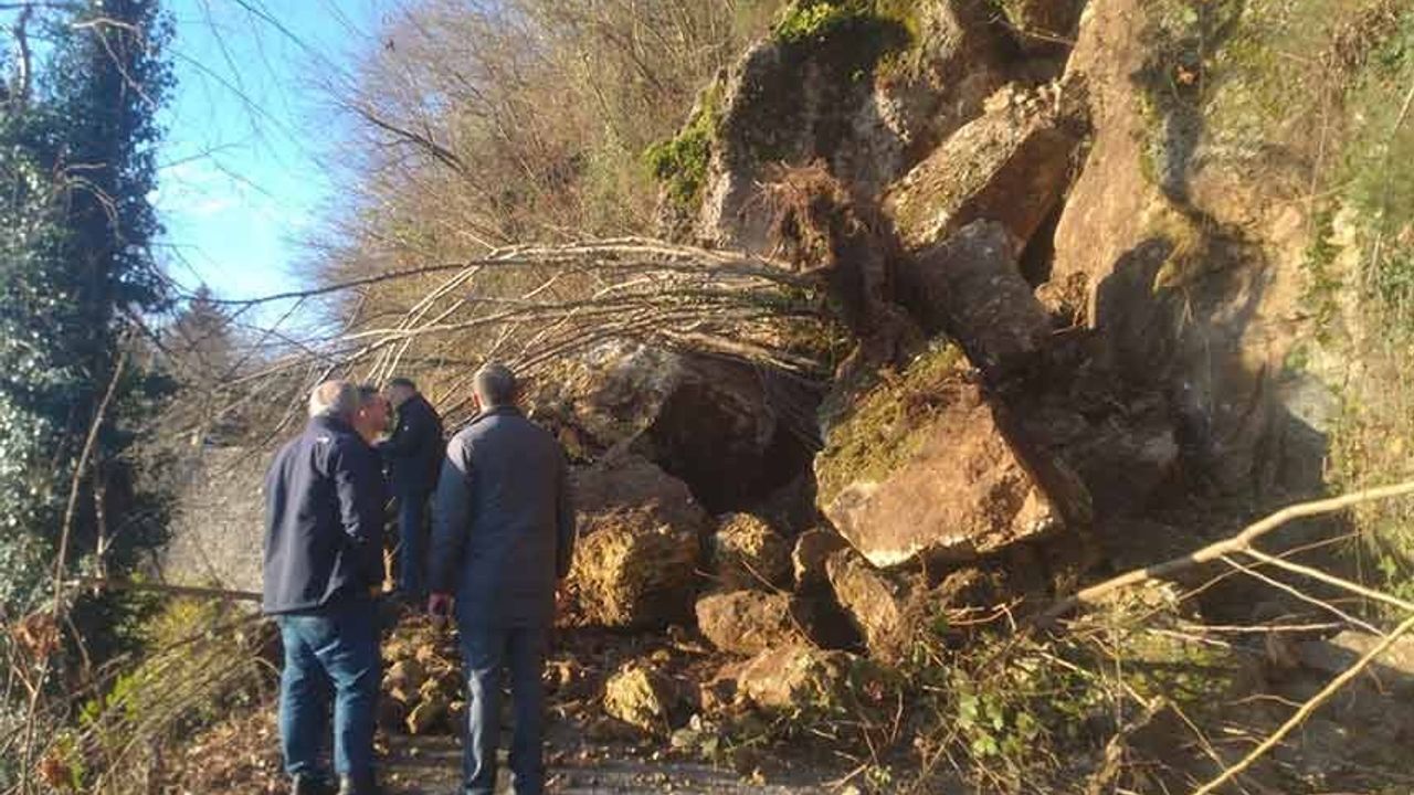 Beşikdüzü'nde Bayırköy Ağaçlı Mahallesi Grup Yolunda Kaya Kayması, Ulaşım Kapandı