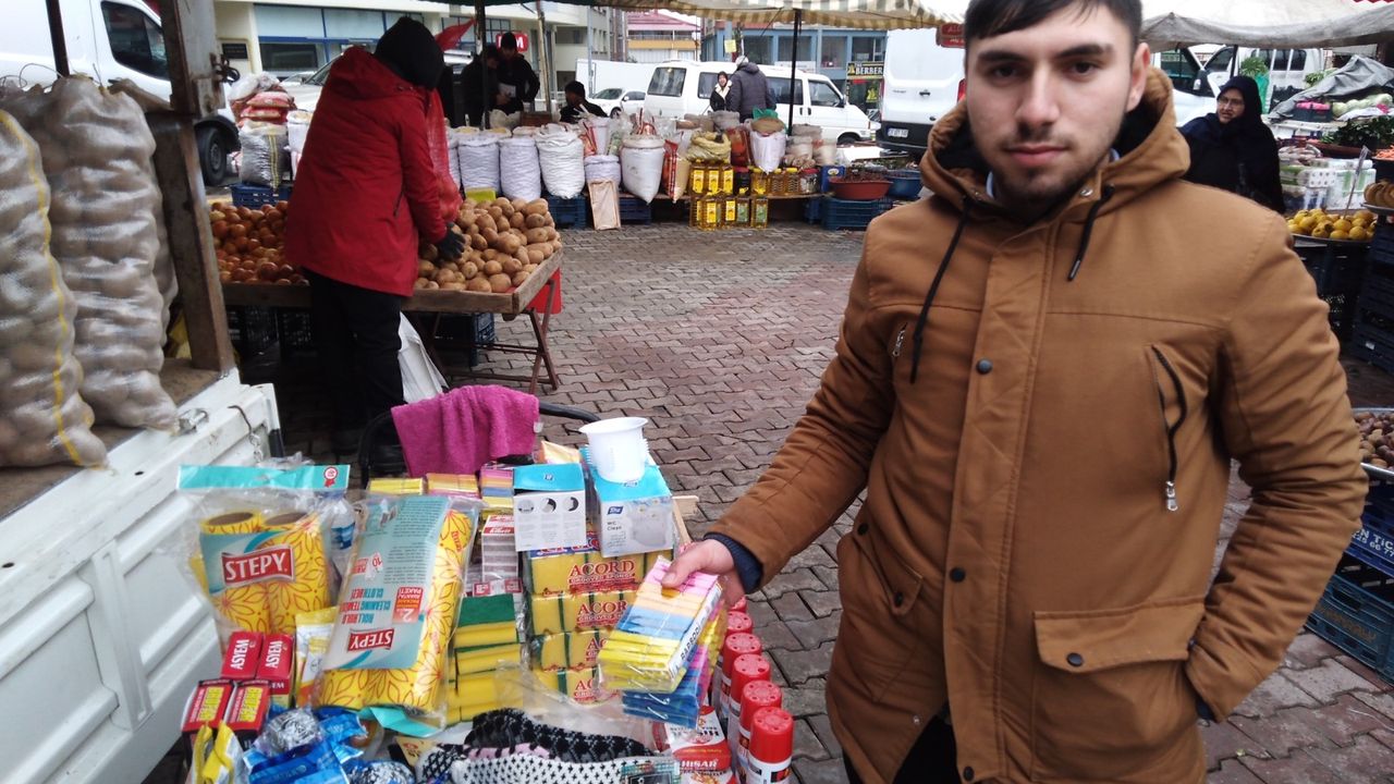 Giresun, Trabzon, Rize'de Halk Pazarlarına Giderek Satış Yaparak Askerlik Parasını Biriktiriyorlar