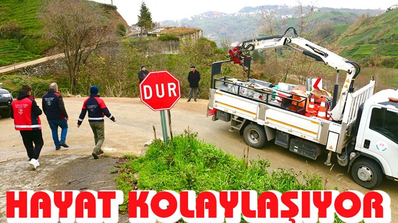 Trabzon Büyükşehir Belediyesi Ekipleri Aşağı Kışlacık Mahallesi'nde Yol Uyarı Levhalarını Taktı