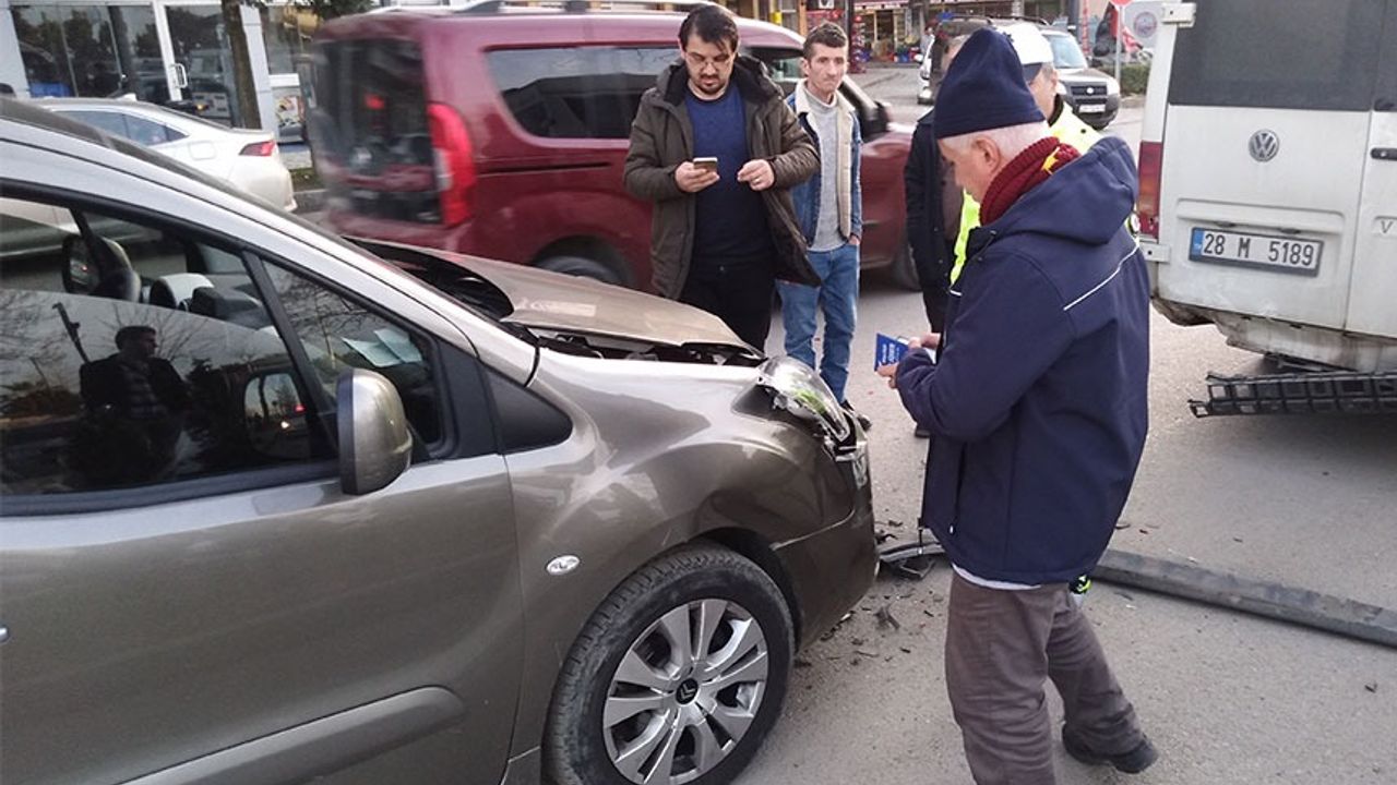 Giresun Bulancak'ta Trafik Kazası: Dolmuşa Arkadan Çarpan Araçta Büyük Hasar