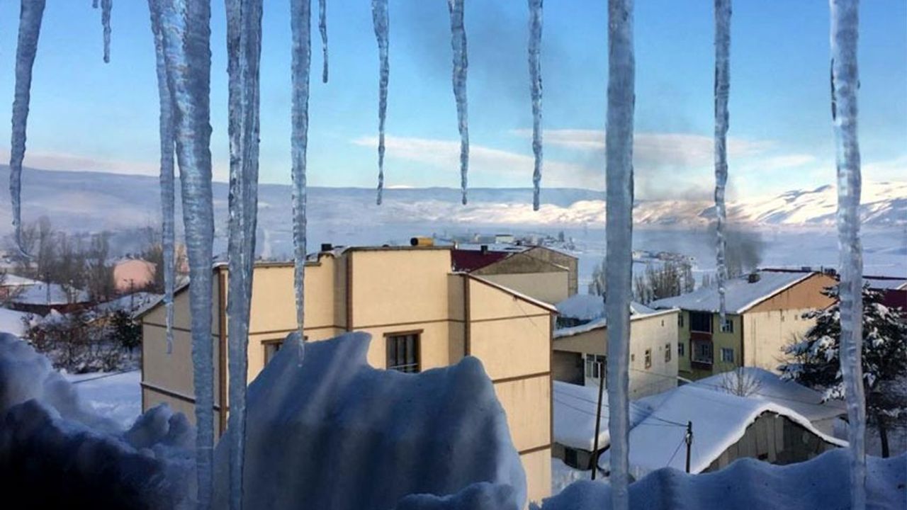 Bayburt'ta Buz Sarkıtları Tehlikesi İtfaiye Ekipleri Tarafından Temizlendi