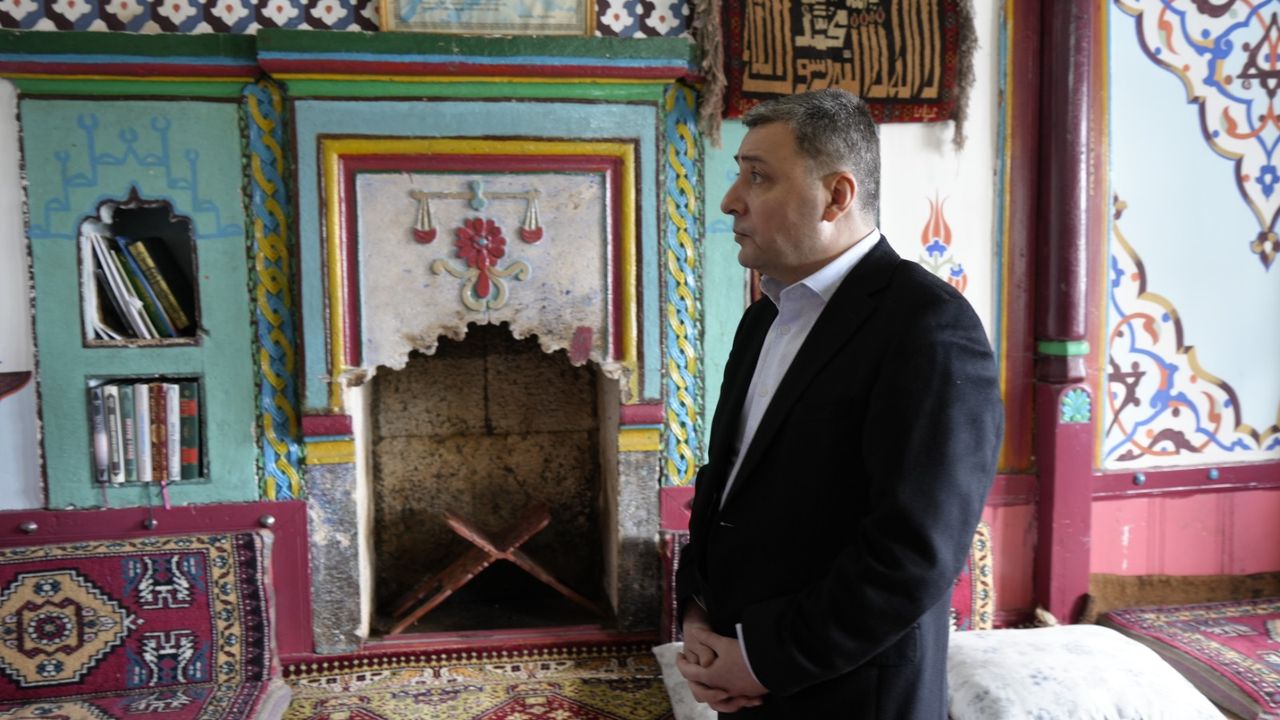 Gümüşhane Valisi Alper Tanrısever, Tarihi Sarıçiçek Köy Odaları'nı Ziyaret Etti