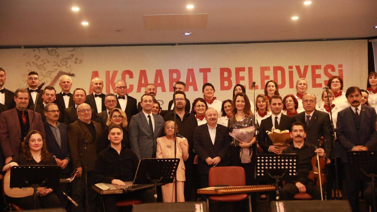 Akçaabat Belediyesi Türk Sanat Müziği Korosu, Koro Şefi Eylem Derçin yönetiminde halka açık bir konser verdi