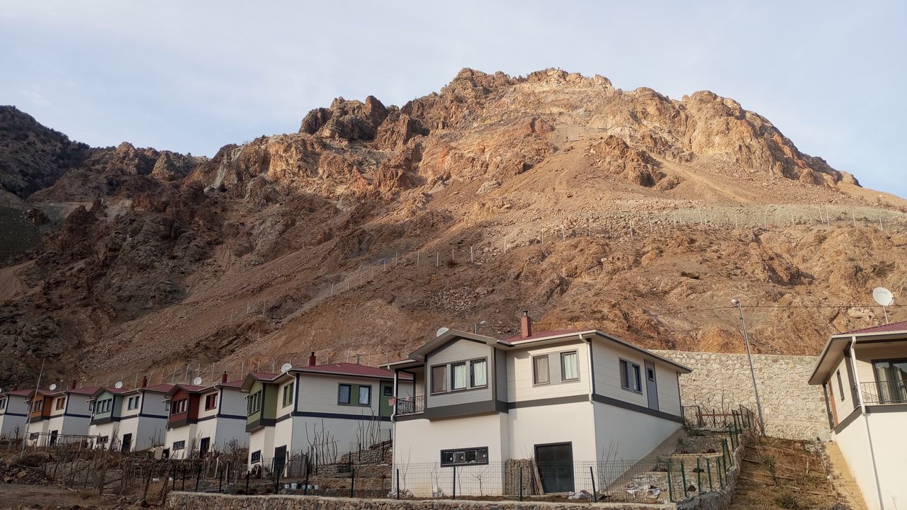 Tekkale Köyü’ndeki Kayalar İçin Tel Örgü Çözümü