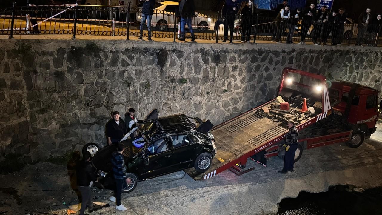 Geri kayan otomobil, dere yatağına uçtu: 2 yaralı