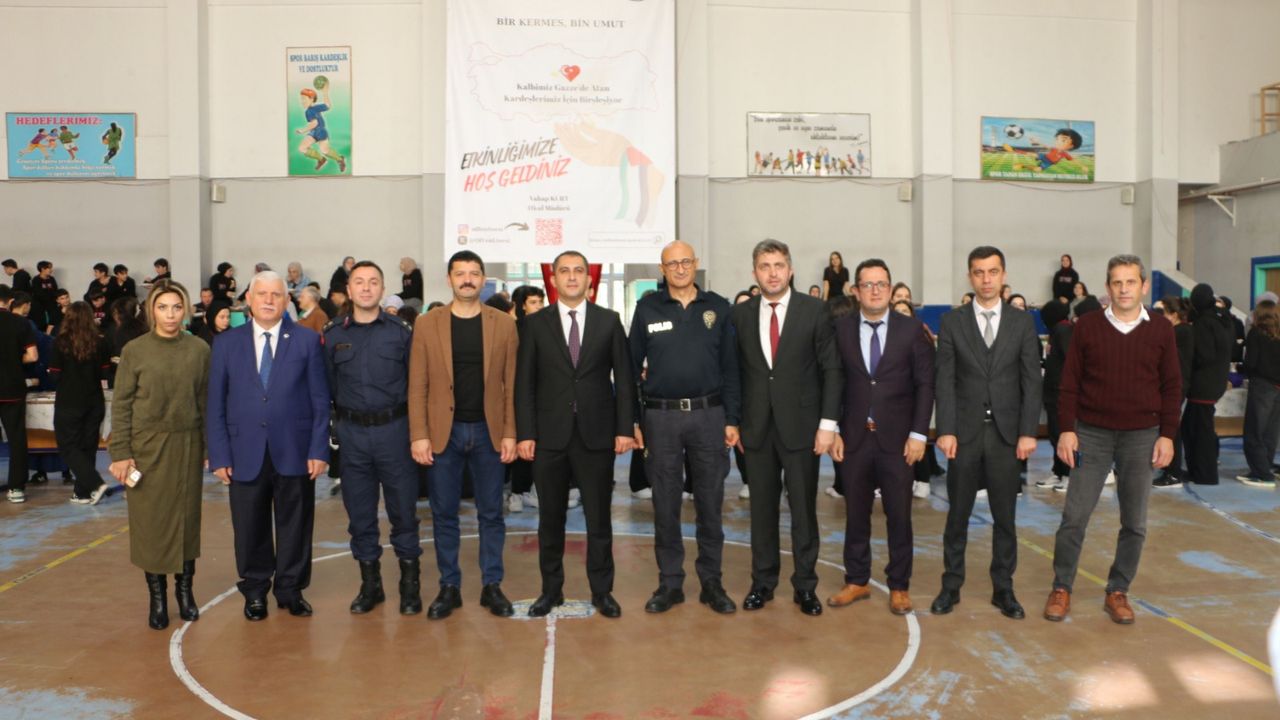 Kaymakam Eşref Akça, Of Fen Lisesindeki Gazze Yardım Kermesine Katıldı