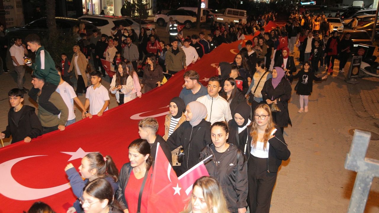 Çarşamba'da Cumhuriyet'in 102. yılı dolayısıyla fener alayı düzenlendi