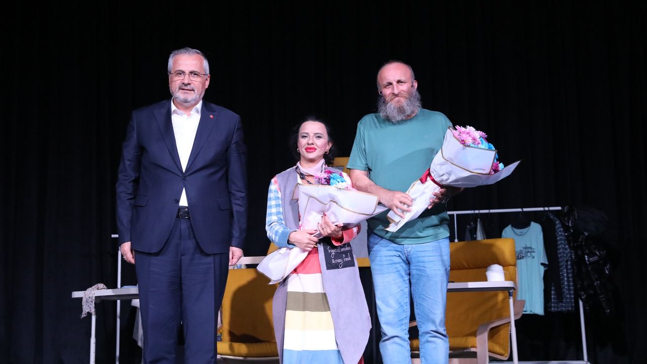 Bafra'da 'Parça Tesirli Pazarlar' oyunu sahnelendi