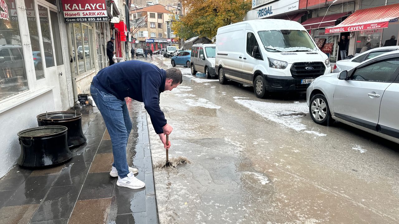 Bayburt'ta sağanak ve dolu etkili oldu