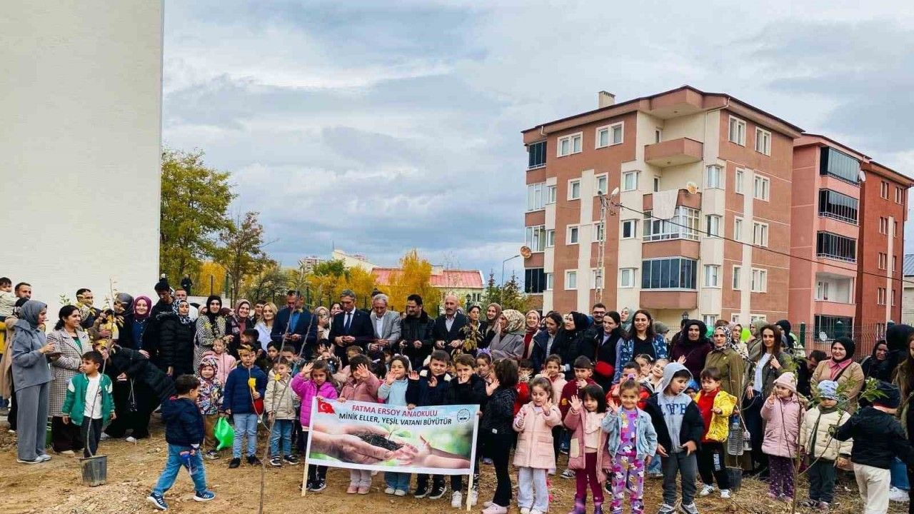 Bayburt’ta anaokulu öğrencileri fidanları toprakla buluşturdu
