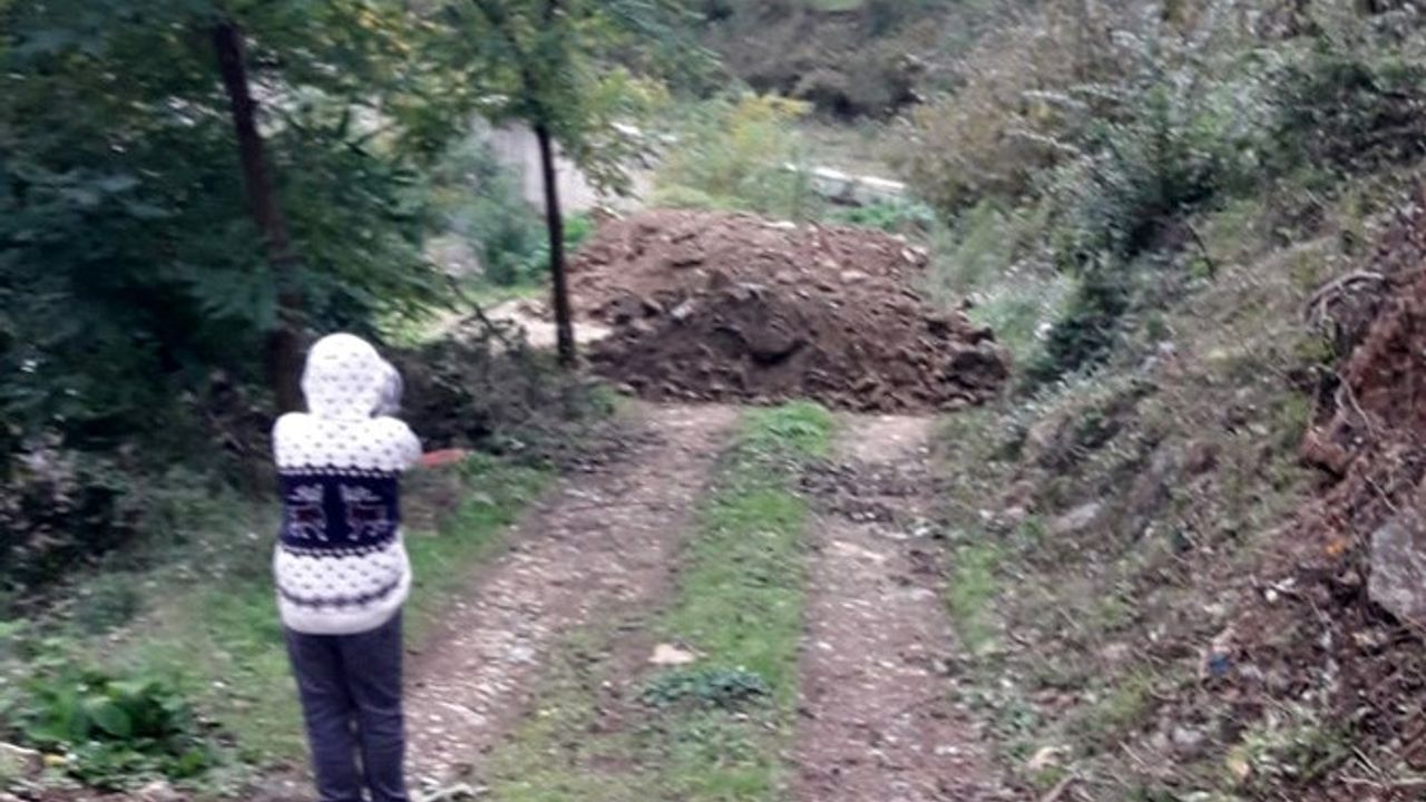 Giresun’da köy yolu arazi sahibi tarafından kapatıldı