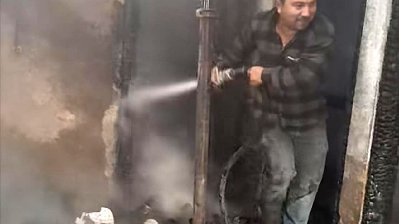 Giresun’da yıldırım düşmesi sonucu evde yangın çıktı, cami hasar gördü