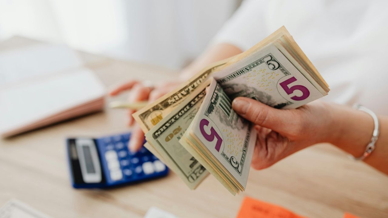 Döviz fiyatları haftaya nasıl başladı?