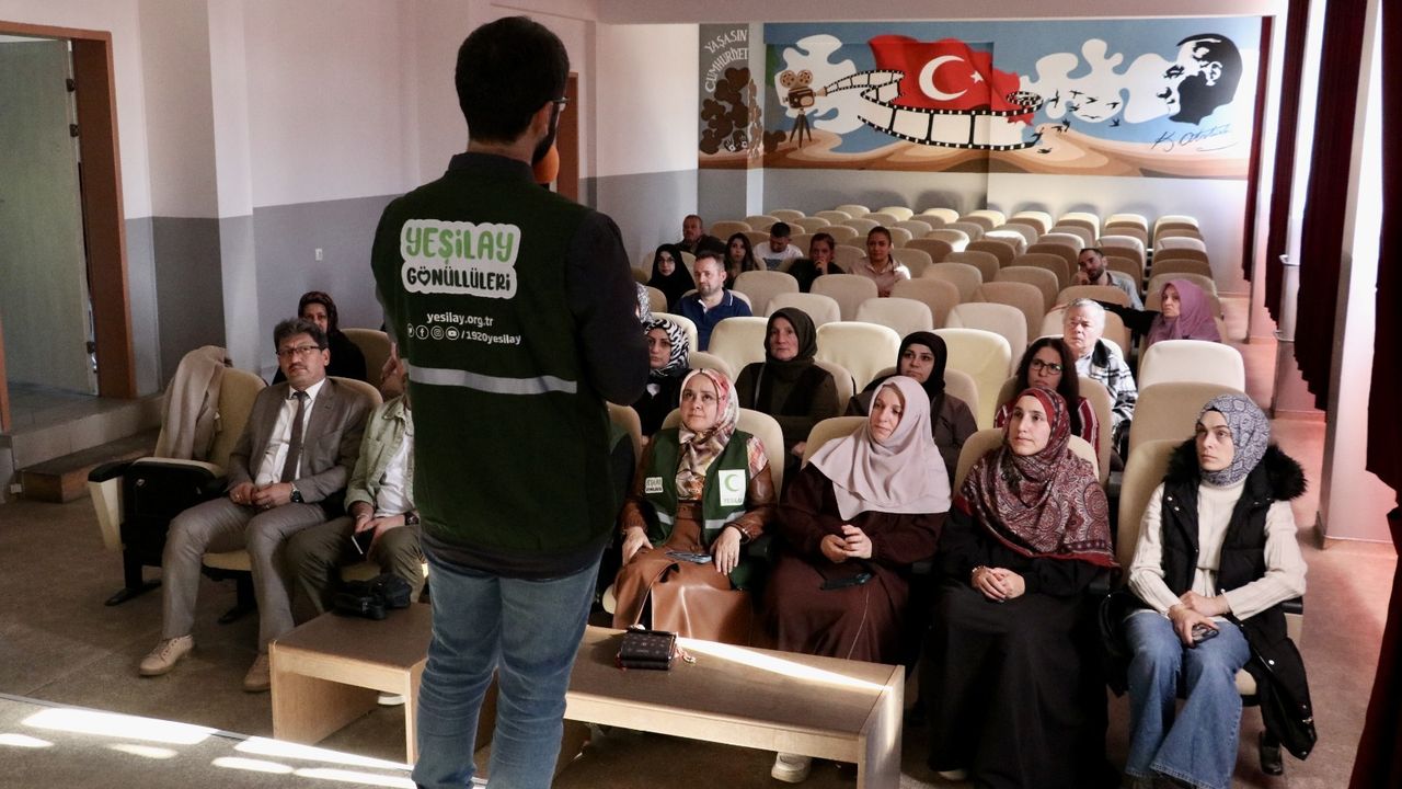 Samsun'da Yeşilay öğrenci velilerine bağımlılıkla mücadele eğitimi verdi