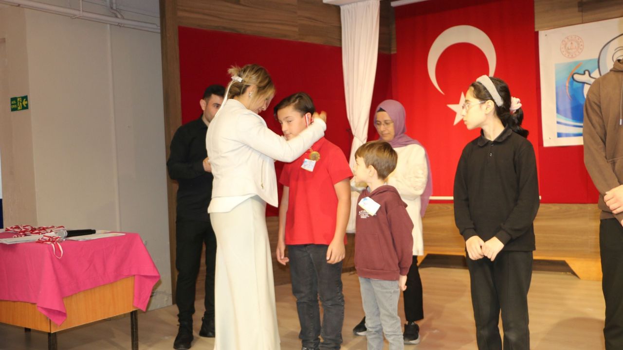 Of’ta “Adım Zeka, İşim Oyun” projesinde ekim ayı finallerinde dereceye giren öğrenciler ödüllendirildi