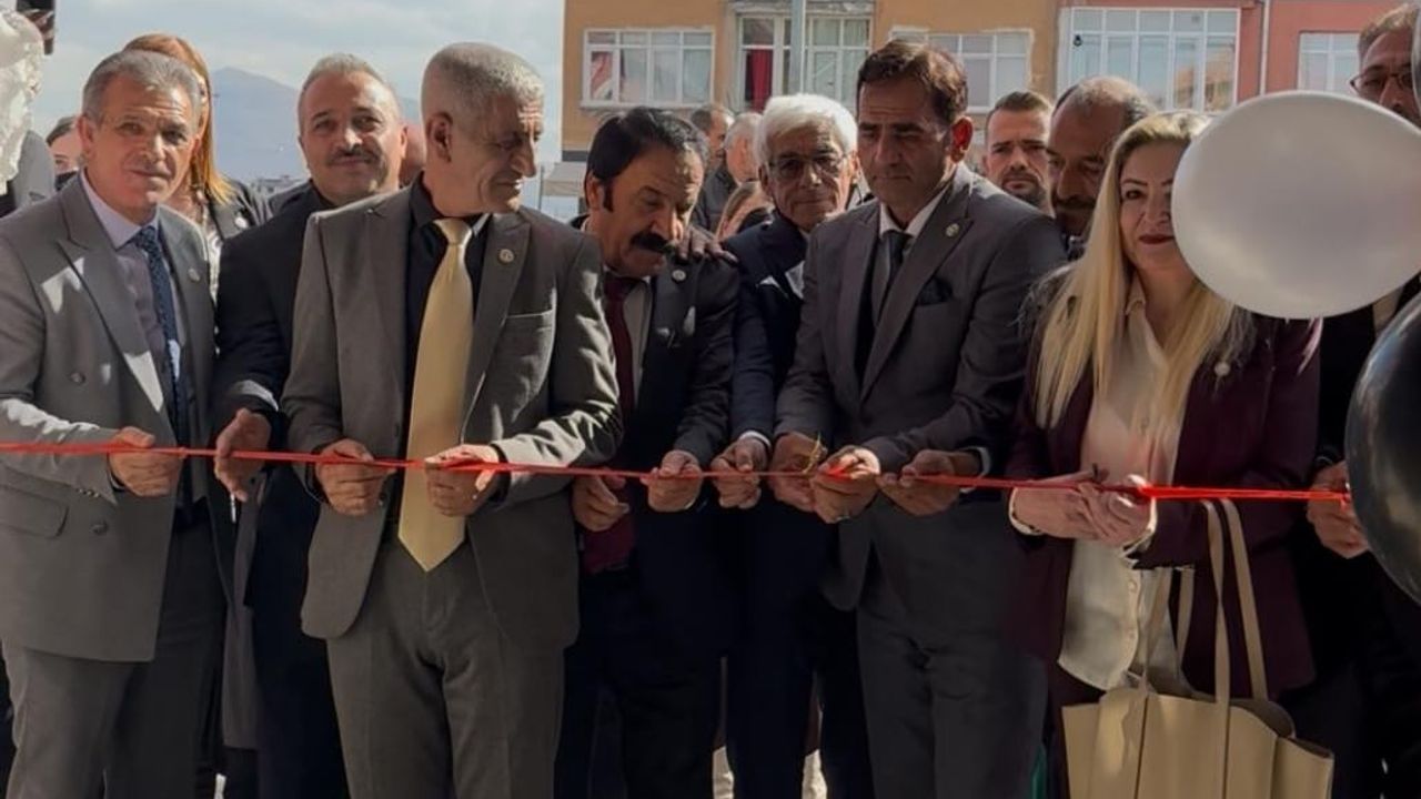 Adalet ve Çağrı Partisi Genel Başkanı Kadir Papağan, Kayseri İl Başkanlığı açılışında vatandaşlarla bir araya geldi