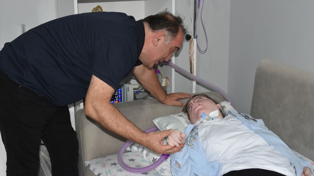 Yatağa bağımlı lizensefali hastası kızlarına ömürlerini adadılar