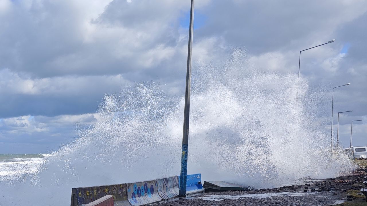 Dalgalar sahil şeridine zarar verdi
