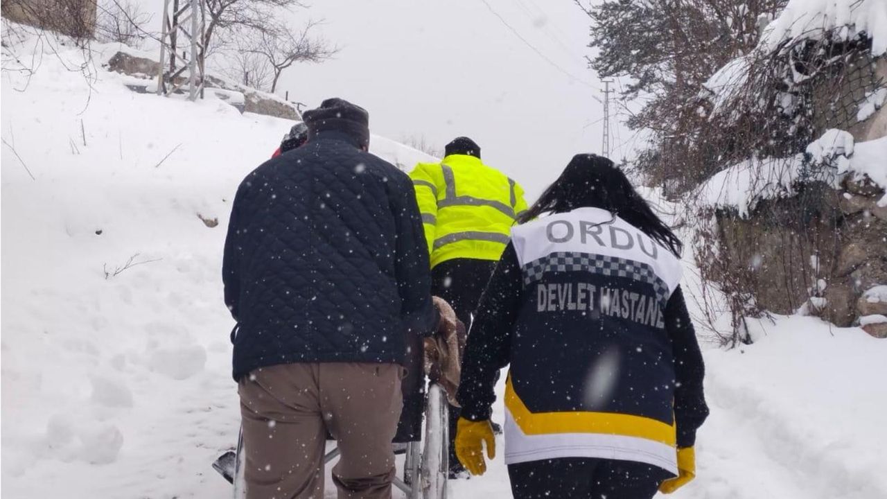 Ordu'da kar nedeniyle hastaneye gidemeyen hastanın yardımına ekipler koştu