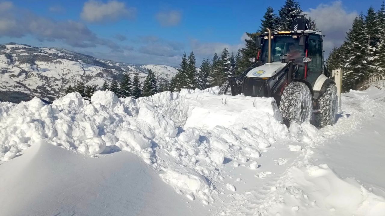 Samsun'da belediye ekiplerinin karla mücadelede zorlu mesaisi sürüyor