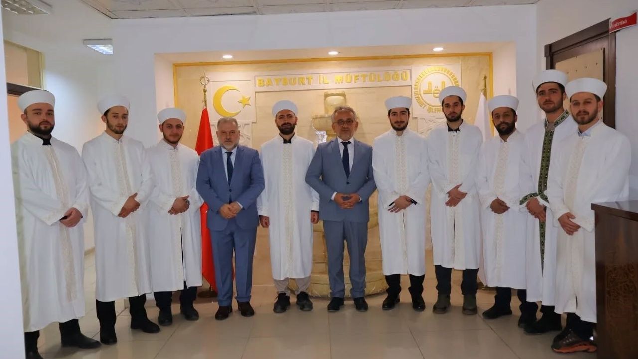 Bayburt'ta göreve başlayan imam hatiplere cübbe töreni