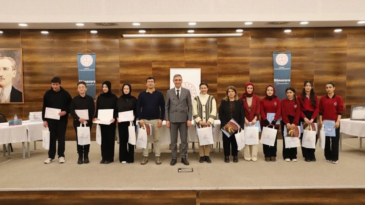 Bayburt'ta liseler arası 'sosyal medya' münazarası