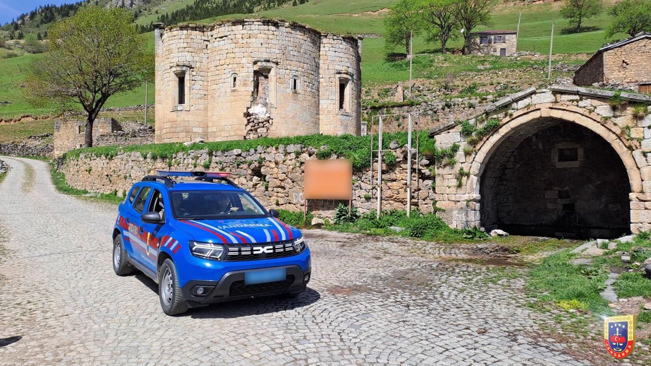 Gümüşhane’nin “Saklı Hazinesi” Santa’ya Jandarma Merceği: Jandarma paylaştı Türkiye hayran kaldı