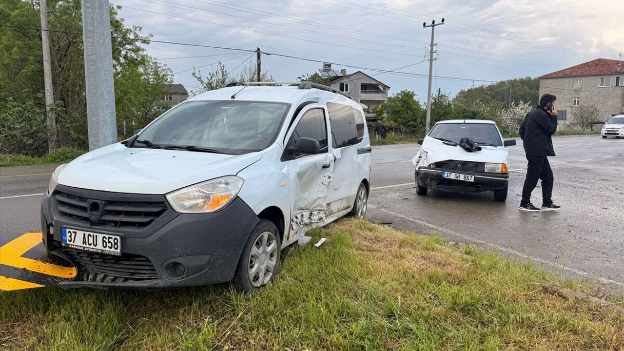 İki otomobilin çarpıştığı kazada 3 kişi yaralandı