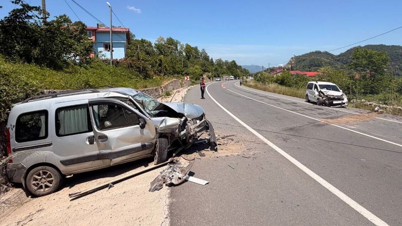Ordu'da iki araç ve motosikletin karıştığı kazada 7 kişi yar