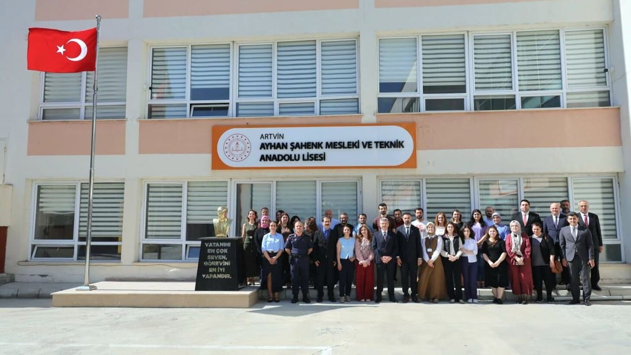 Artvin Valisi Ergün okul ziyaretinde bulundu
