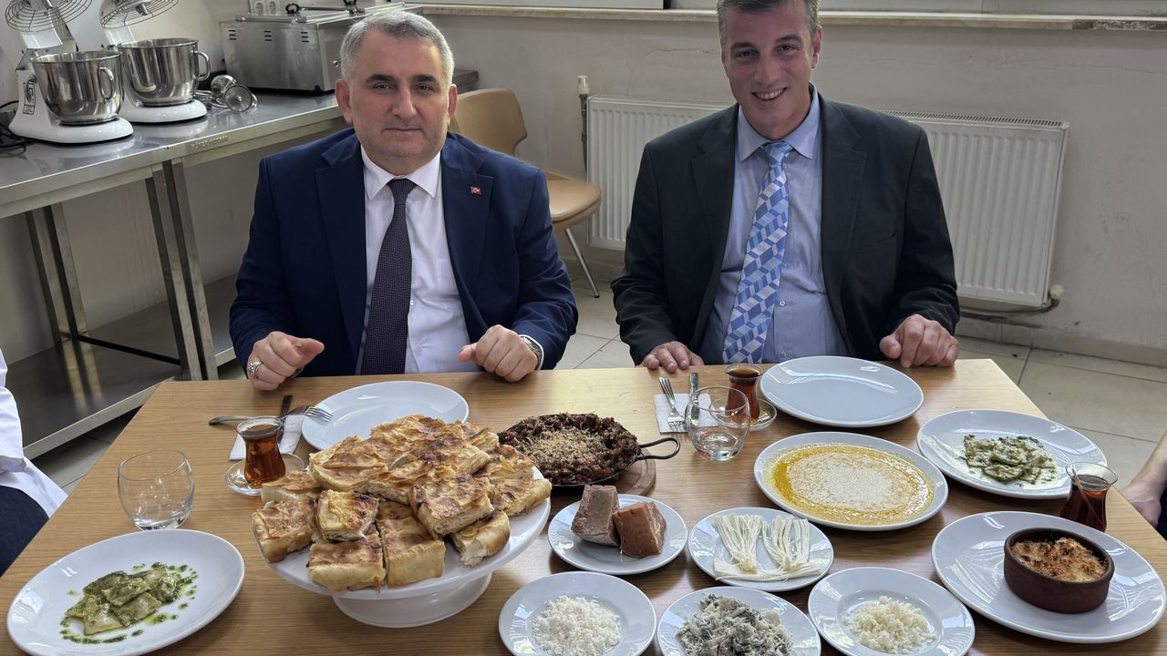 Artvin'in yöresel peynirleri öğrencilerin ellerind