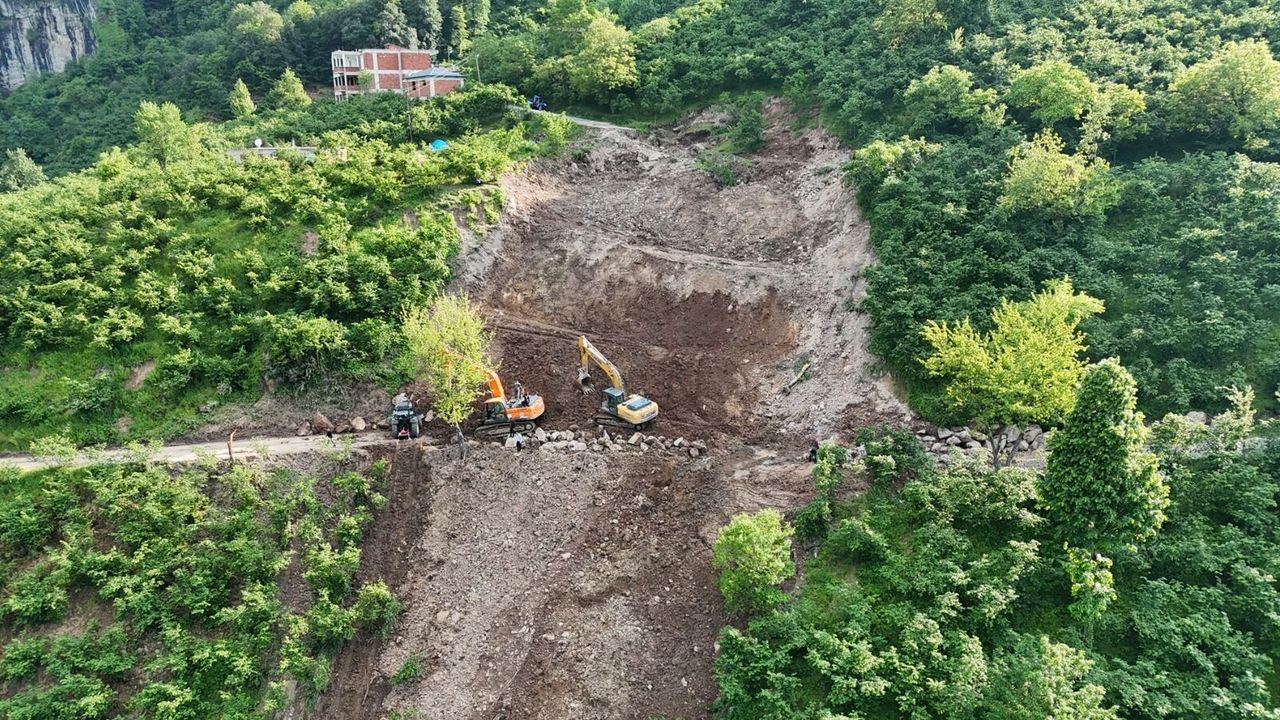 Ordu'da heyelan nedeniyle kapanan yol ulaşıma açıldı