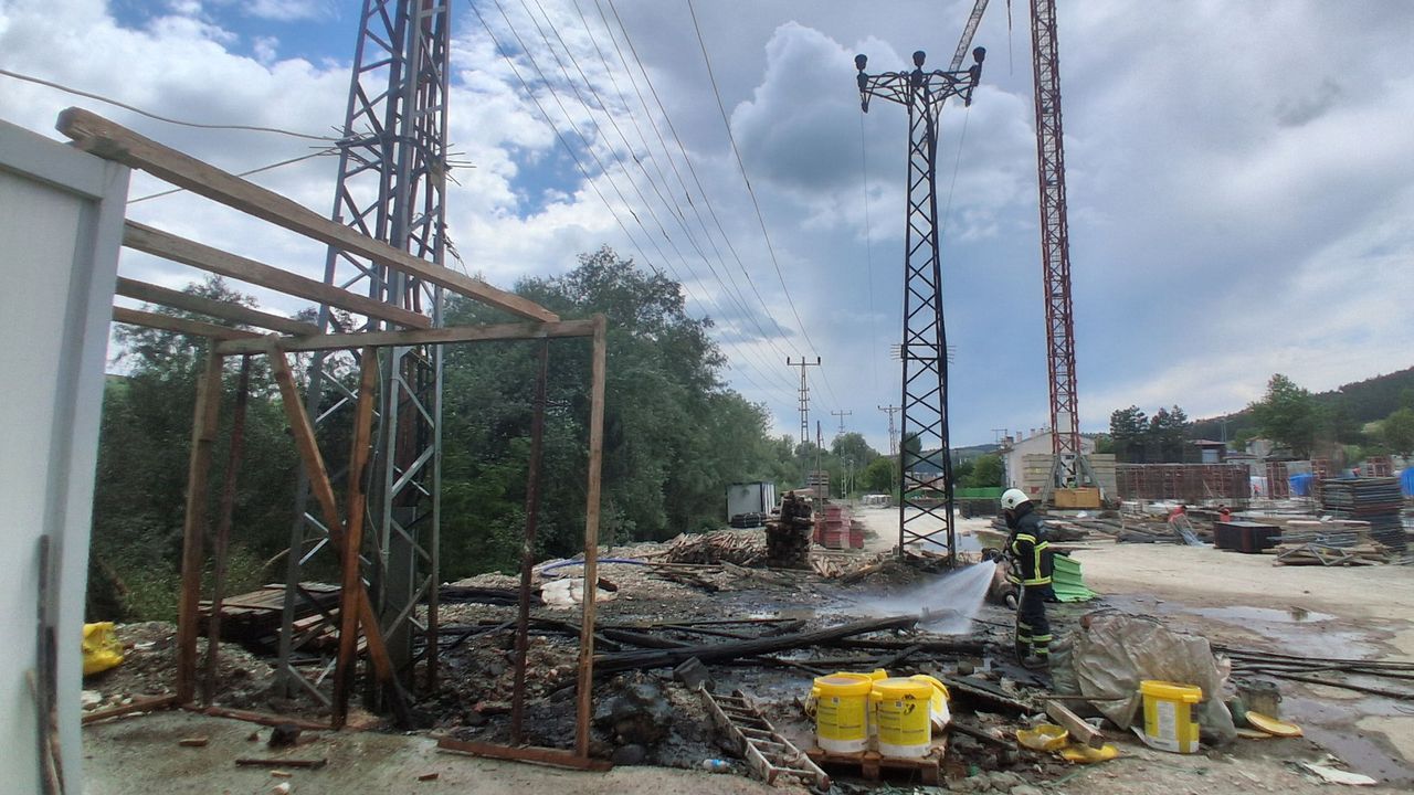 Samsun'da inşaat alanında çıkan yangında hasar olu