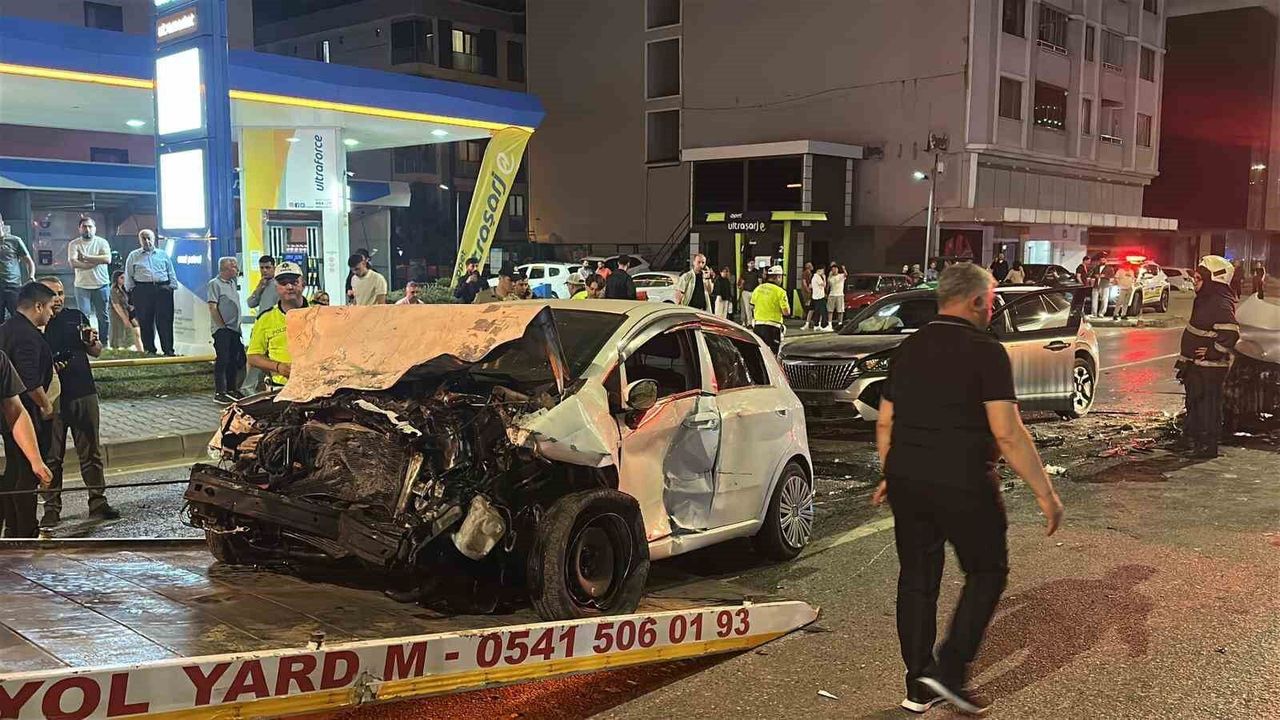 Atakum'da kontrolden çıkan otomobil karşı şeride geçti: 5 ya