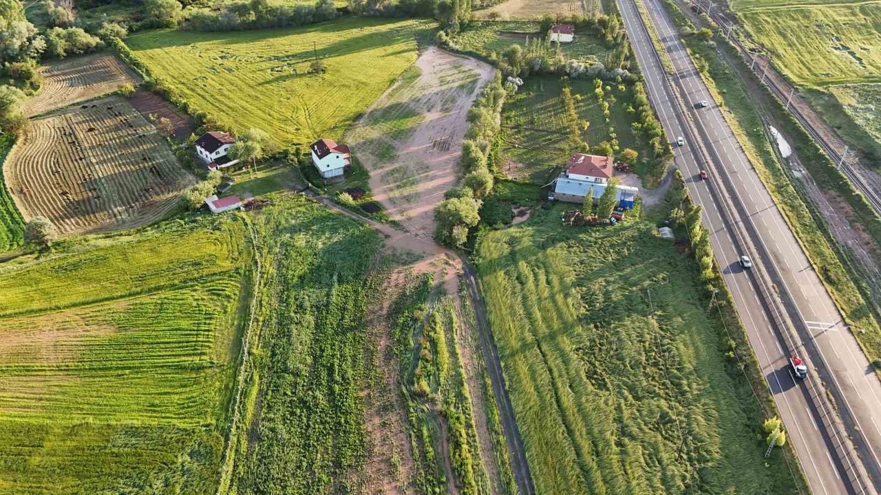 Kanaldan akan su sele dönüştü, tarlalar ve evler su altında 