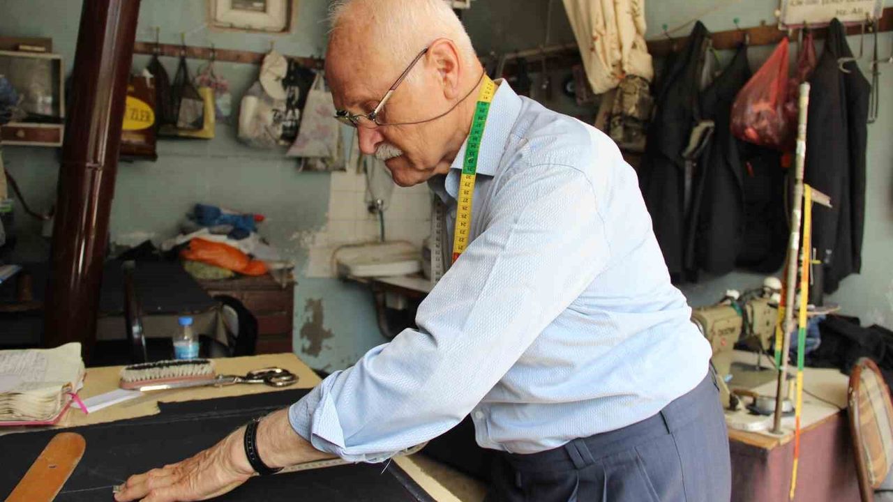 Kumaşa sinen bir ömür: 59 yıllık mesleğini 71 yaşında aşkla 