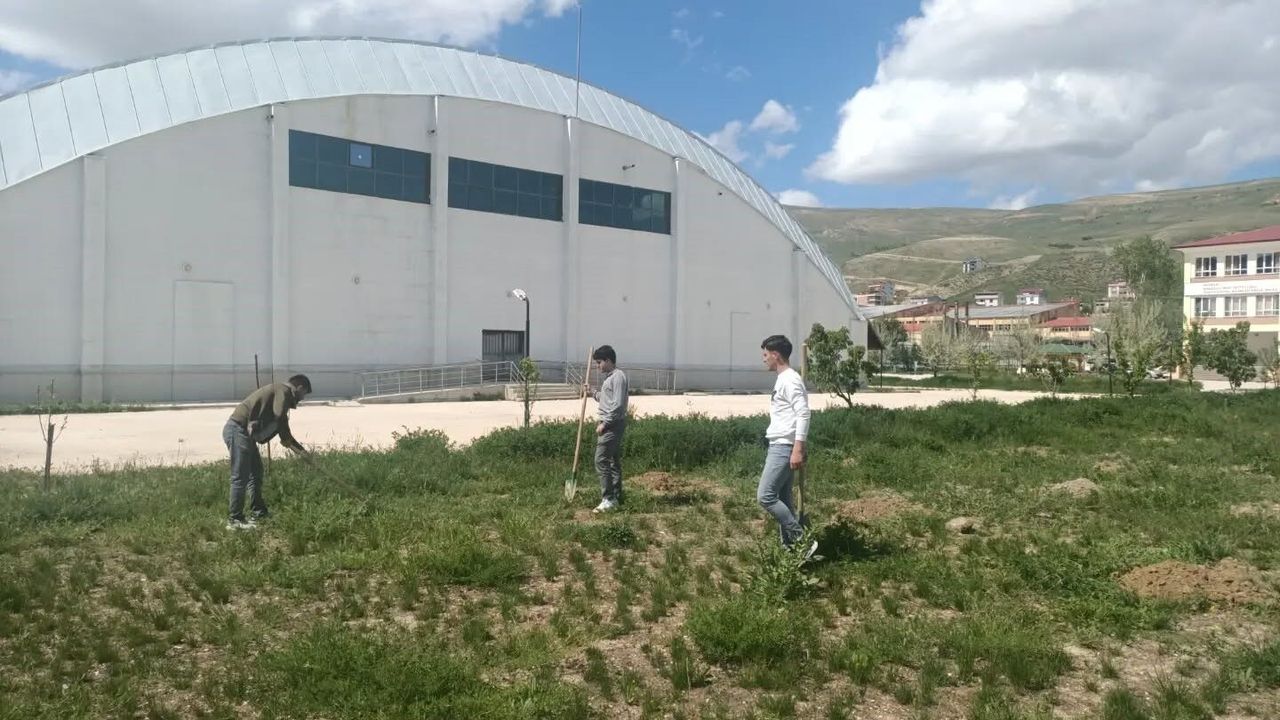 Öğrenciler 'Yeşil Vatan' için fidan dikti