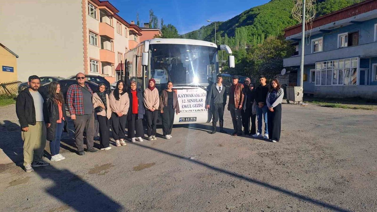 Posof Kaymakamlığı'ndan öğrencilere büyük moral: Rize gezisi