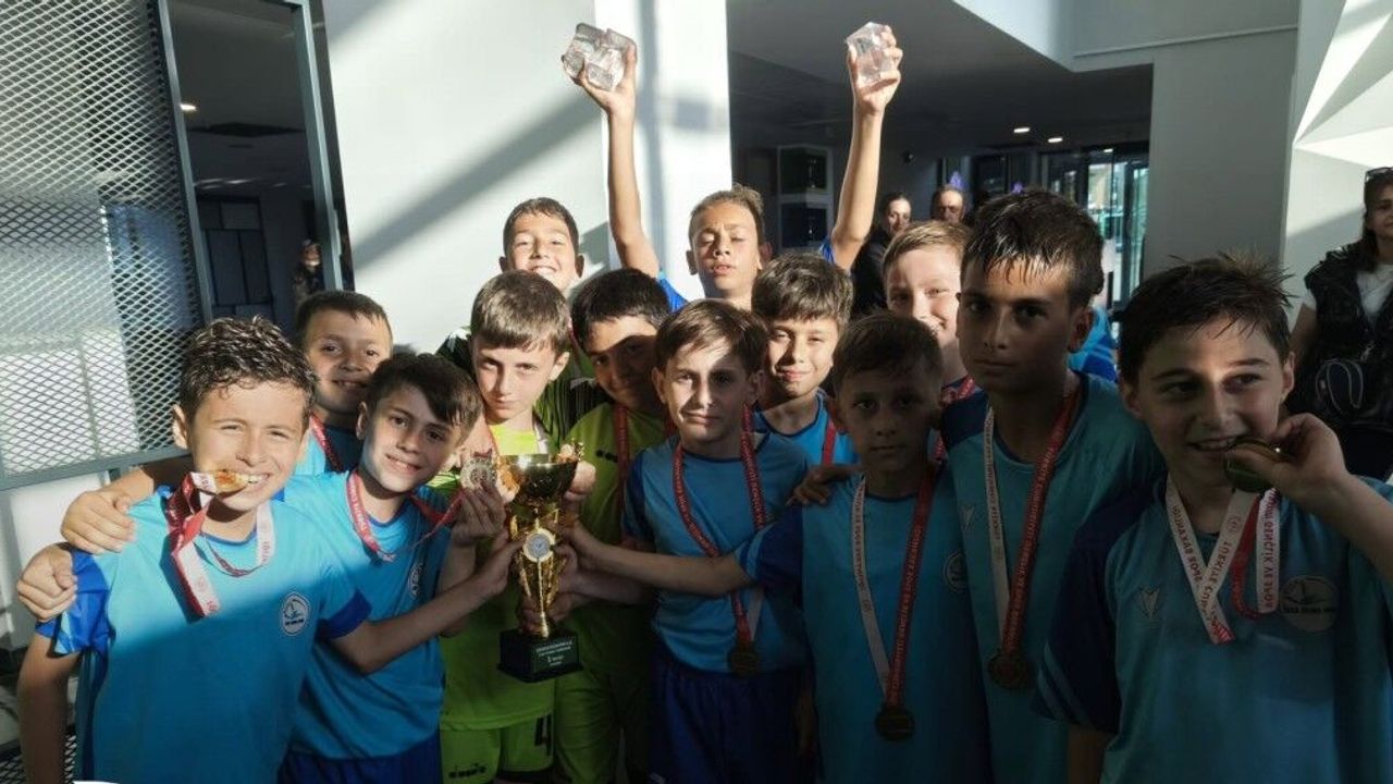 Çaykur Rizespor’un U10 Futbol Turnuvasında Şampiyo