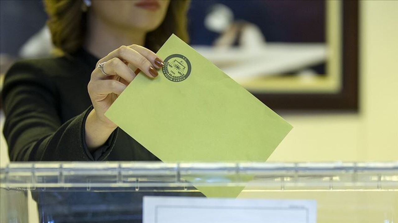 Gözler AK Parti ile CHP arasındaki yarışta. Sandıklar kapand