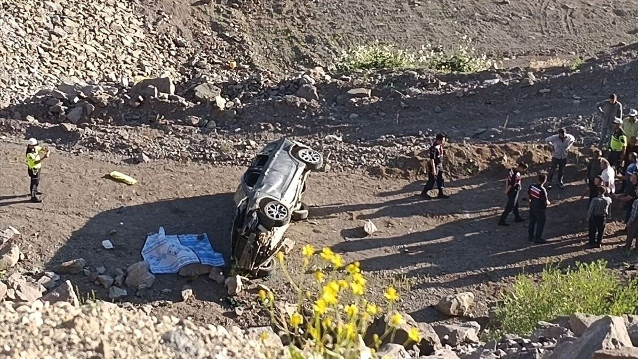 Dere yatağına devrilen otomobildeki 3 kişi öldü, 3 kişi yaralandı