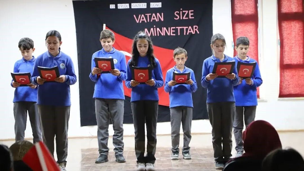 Bayburt'ta öğrencilerden 'Gaziler Günü' programı