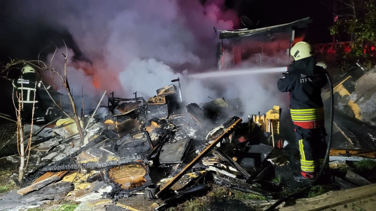 Samsun'da Korkutan Yangın! İki Katlı Ahşap Ev Kül Oldu