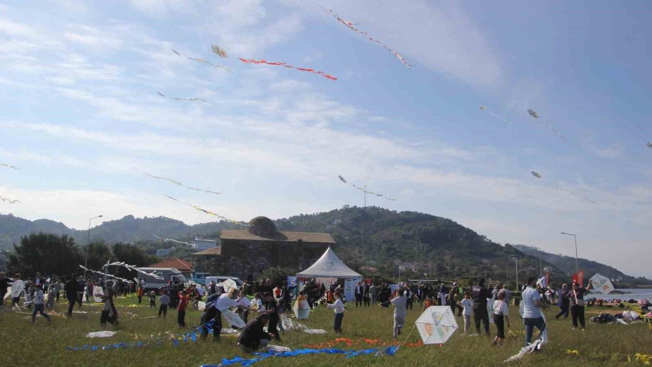 Ordu'da yüzlerce çocuk Yason Burnu'nda uçurtma uçurdu