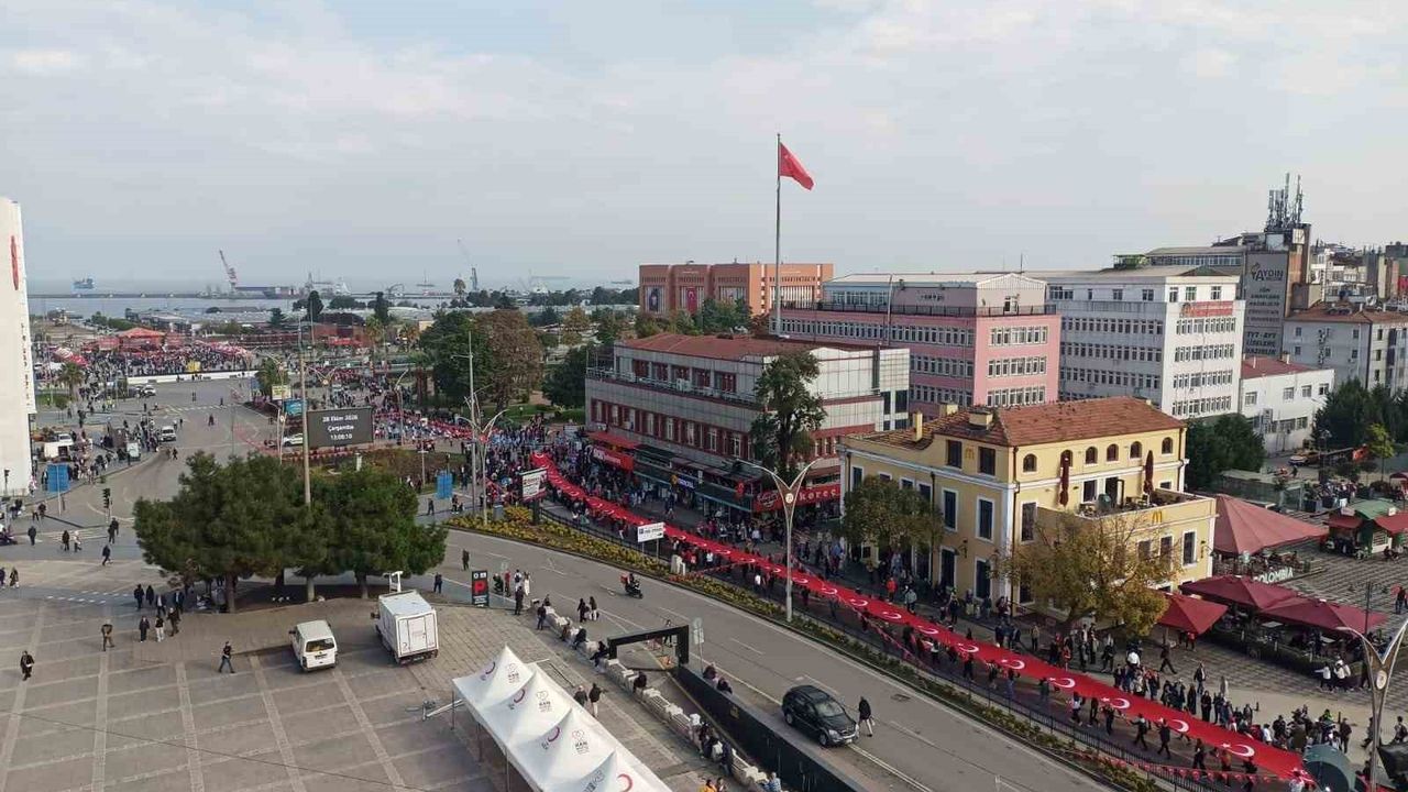 Samsun'da 1919 metrelik bayraklı 'Cumhuriyet Yürüyüşü'